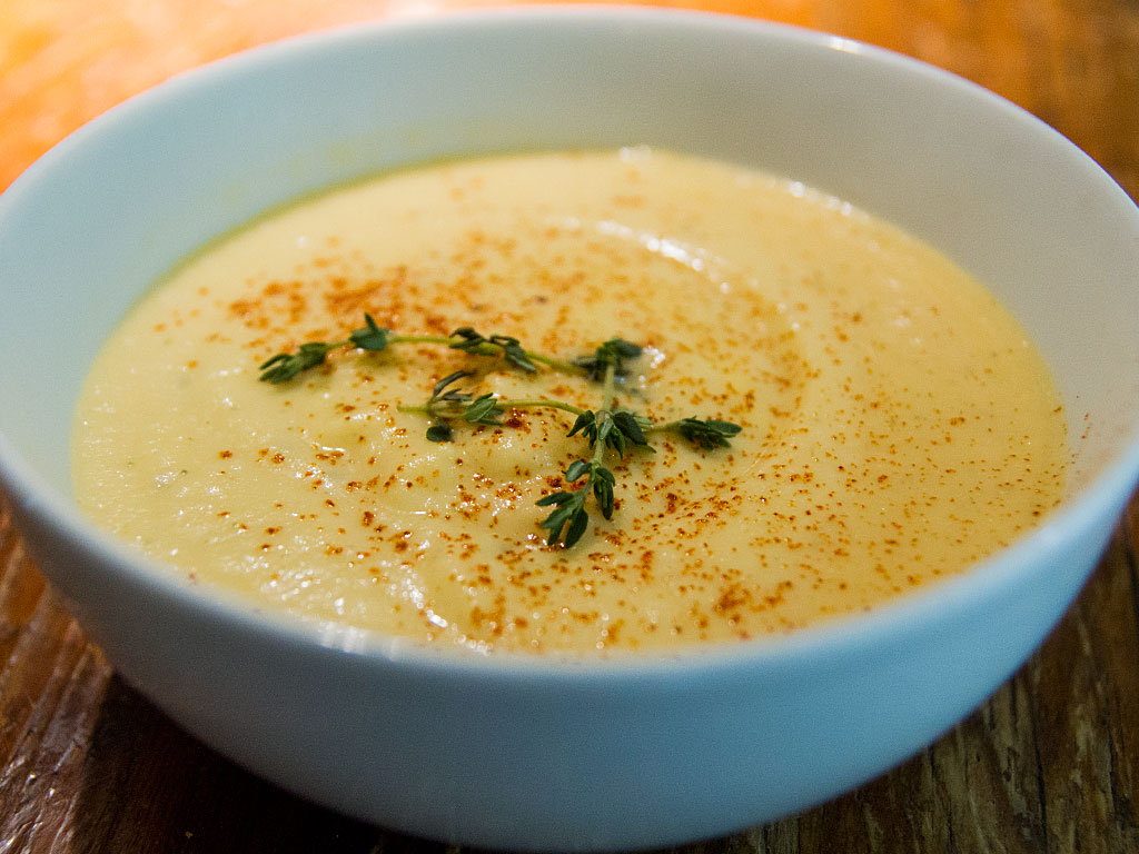 cauliflower-and-chedder-soup-01
